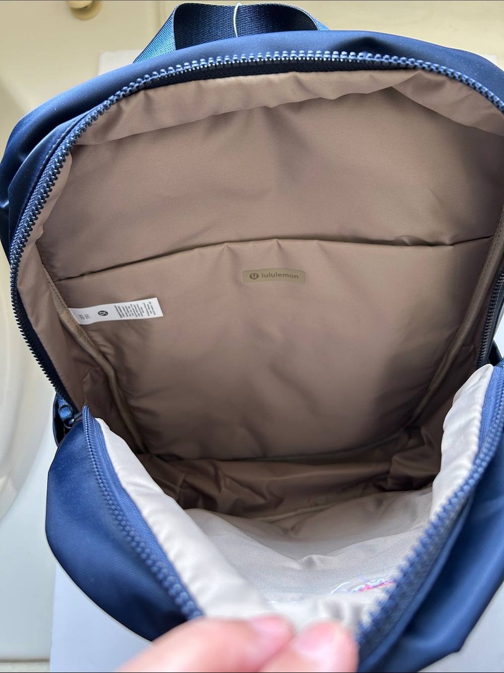 Lululemon Everywhere Backpack 22L with DBU Logo NWOT - Picture 4 of 7